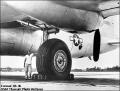 Az XB-36 eredeti egykerekes futóműve 

A gigantikus kerék alatt összetört a repülőtér betonja is.