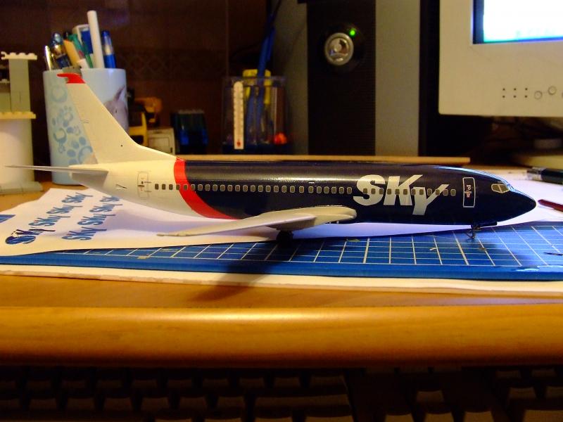 Skyline Models Boeing 737-300 Skyeurope HA-LKV

A sky felirat után lehetett az ablaksort a helyükre rakni