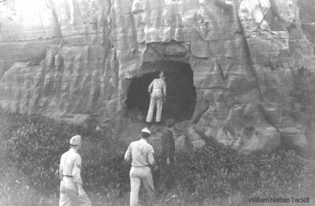iwo cave

Egy barlang bejárata Iwo Jimán. 