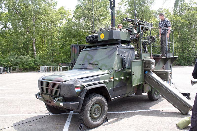 g-class_jeep_with_stinger_manpads_air_defense_system_landmachtdagen_dutch_army_open_day_2010_netherlands_havelte_001