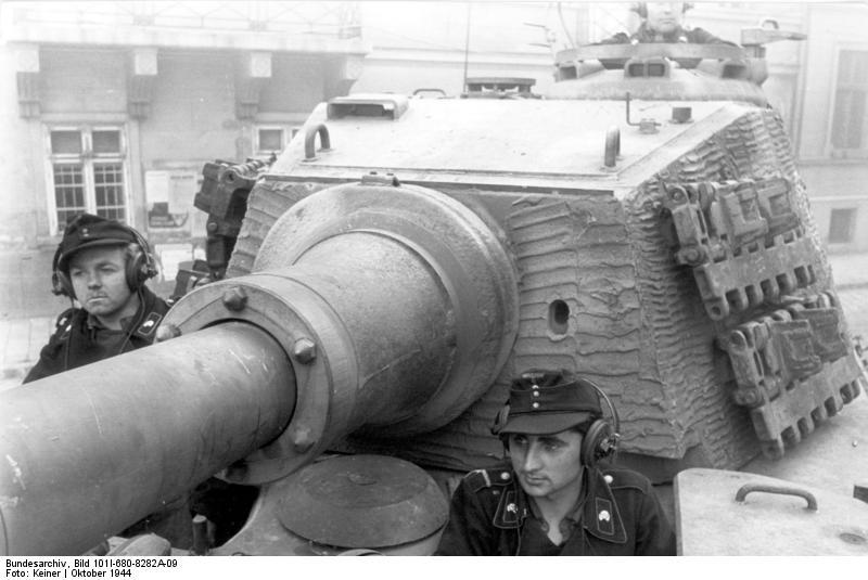 20090714200436!Bundesarchiv_Bild_101I-680-8282A-09,_Budapest,_Panzersoldaten_in_Panzer_VI_(Tiger_II)