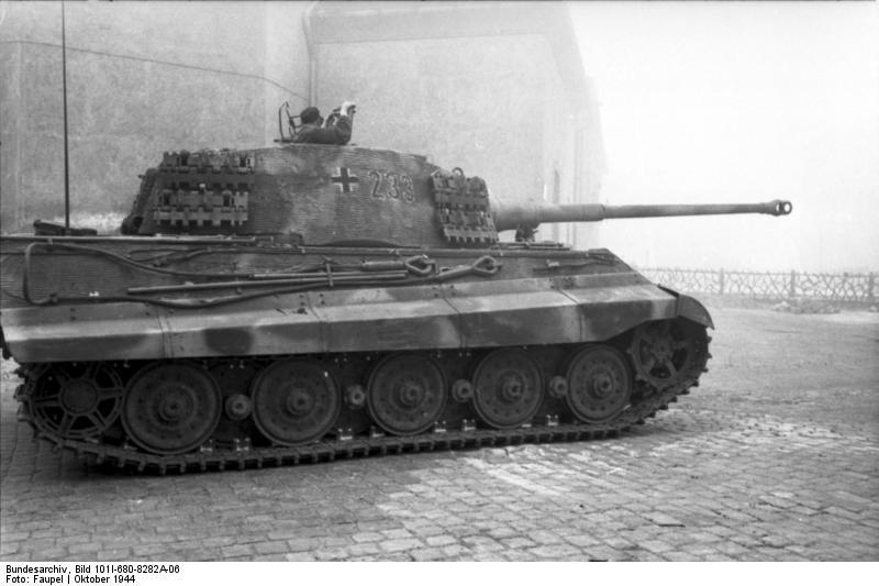 Bundesarchiv_Bild_101I-680-8282A-06,_Budapest,_Panzer_VI_(Tiger_II,_Königstiger)