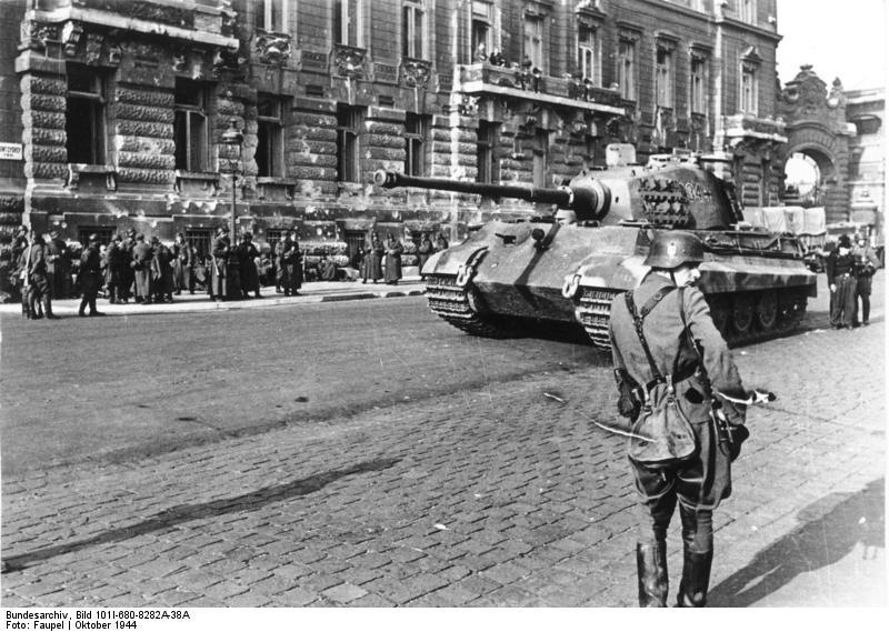 Bundesarchiv_Bild_101I-680-8282A-38A,_Budapest,_Panzer_VI_(Tiger_II,_Königstiger)