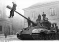 Bundesarchiv_Bild_101I-680-8282A-16A,_Budapest,_Panzer_VI_(Königstiger)