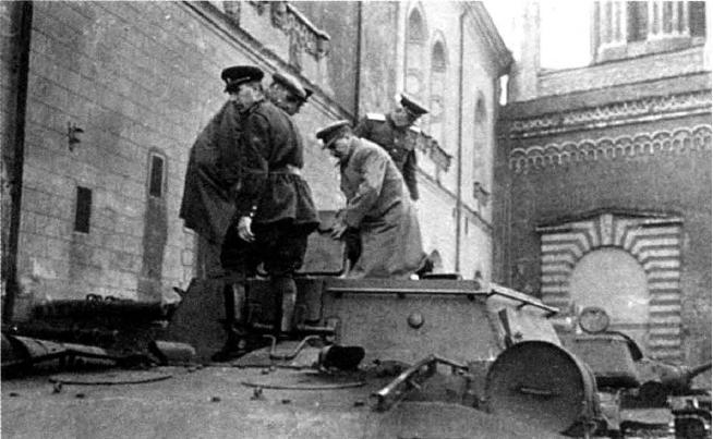 I. V. Sztálin szemléli  a SZU-152 nehéz rohamloveget  Moszkva, Kreml, 1943 Augusztus 8