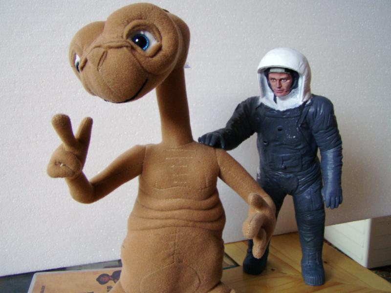 E.T vs. Armstrong