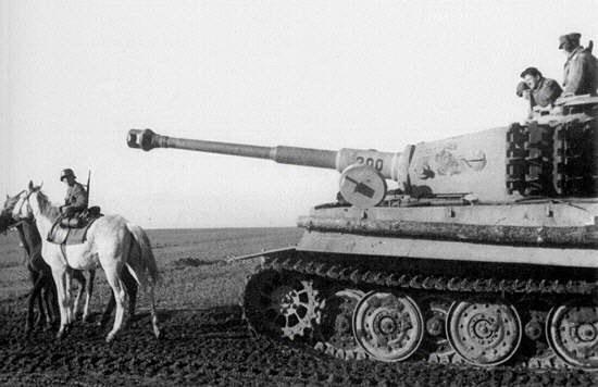 Tiger I. 300

Ez lehet az alapja az Italeri Tigris I-nek. Itt sem látni és a festési utmutató szerint is