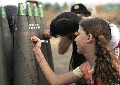1068893_14223_Israeli_schoolgirls_writing_messages_of_hate_for_the_Palestinians_on_155mm_howitzer_shjpg