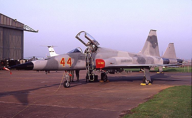 44 F-5E 01544 527 TFTAS 1983

Egyetlen gépen volt ez a minta, a 44-esen. Nem lehetett népszerű, mert alig van róla kép, gyorsan átfesthették.