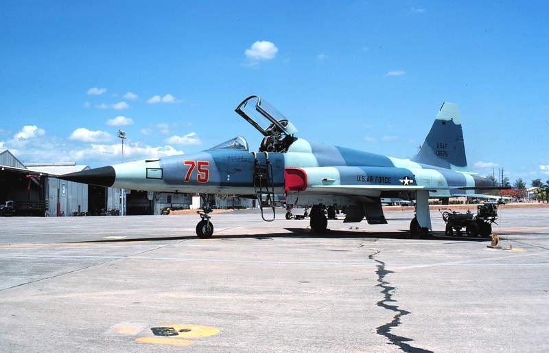75 USAF 3rd TFW F-5E 01575 color photograph. Clark AB, Phillipines