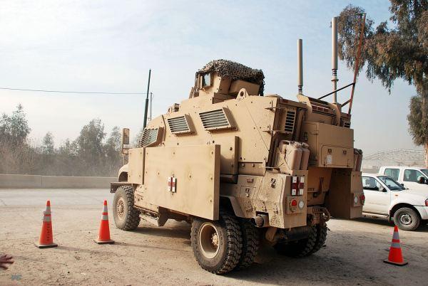 MaxxPro_Ambulance_MRAP_medical_evacuation_wheeled_armoured_vehicle_battle_field_US_Army_United_States_American_002