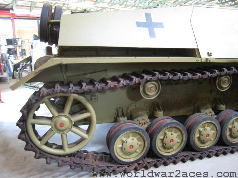 jagdpanzer-iv-panzerjager-1636

a két felső görgő közt kell nézni, ott a zimmerit :) és a fémgörgők...