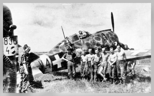 Dongó (Wasp) Squadron -- Héja Fighter Crew A Reggiane Re-2000 fighter plane, called Héja by the RHAF, and its crew someplace on the Eastern front. The Dongó fighter squadron was active in supporting the Hungarian Second Army on the Don front during 1942. Some of its famous members were Vice-Regent István Horthy and fighter-ace von SaintGeorge (Szentgyörgyi) -- neither one seems to be shown in the photo. 