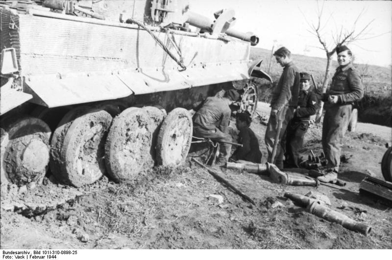 Bundesarchiv_Bild_101I-310-0898-25,_Italien,_Panzer_VI_(Tiger_I),_Reparatur