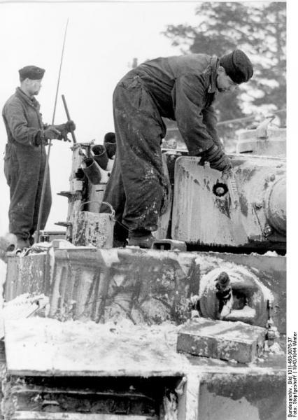 Bundesarchiv_Bild_101I-458-0076-37,_Russland,_Tarnanstrich_für_Panzer_VI_(Tiger_I)