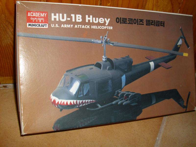 UH-1

Originált állapotú,fóliázott öntőkeretek.A matrica kissé elöregedett.