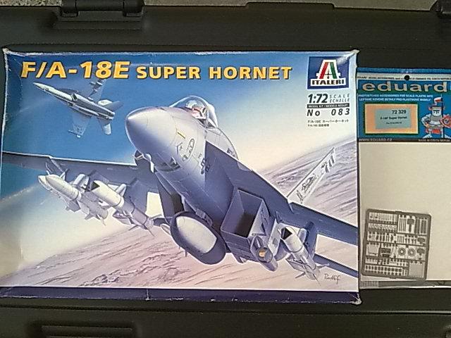 Italeri F/A-18E  Super Hornet & feljavító szett
