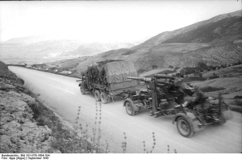 Bundesarchiv_Bild_101I-570-1604-18A,_Italien,_motorisierte_Truppen_in_Fahrt