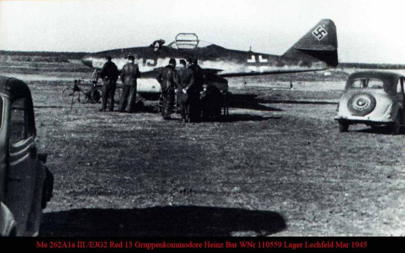 1-Me-262A1a-III.EJG2-Red-13-Gruppenkommodore-Heinz-Bar-WNr-110559-Lager-Lechfeld-Mar-1945-01
