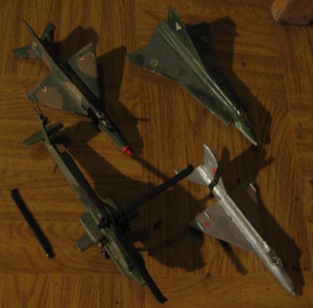 méretarány 1-100

1:100 AH-64, J-35 DRAKEN, MIG-21(2 db)