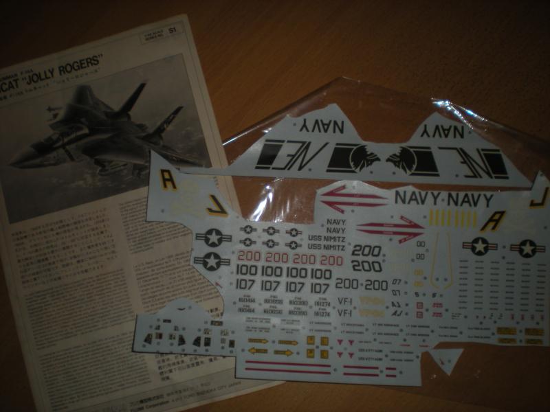 1/48-as Fujimi F-14 Tomcat matricalap a képen látható állapotban!A VF-1 teljes,a VF-84 esetében pedig ahogy nézem csak a pilótafülke alatti fekete-sárga szalagok hiányoznak!! 1000-