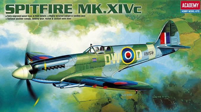 Spitfire Mk. XIVc: két fajta kabintető: nyitott/zárt állapot