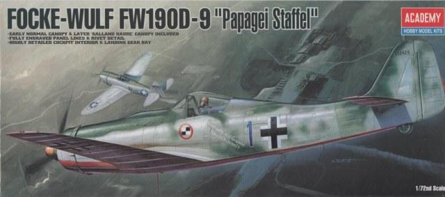 Academy 1611 - 1.72 Focke-Wulf Fw 190 D-9 Papagei Staffel - 2500ft + Plastyk - 1.72 Focke Wulf Fw109D-9 DORA - 1000ft alkatrésznek, az alsó szárnyfedél hiányzik