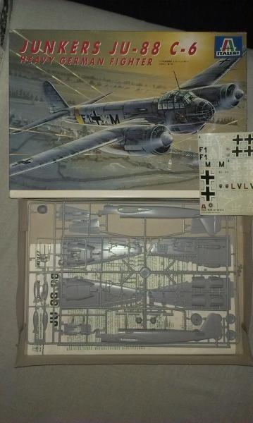 Italeri Ju-88 C-6 / 1:72 / 3300Ft

Italeri 022 / [B]Ju-88 C-6[/B] / 1:72 / 3300Ft / "matricalap" egy két helyen megbarnulva  