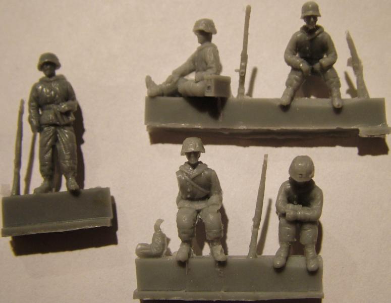 Infantry figures in winter clothing with weapons; gyanta