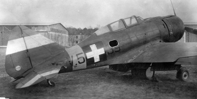 Tapolca, repülőtér, 1944. április 13. Kass Ferenc őrmester légiharcban megsérült MÁVAG Héja II. vadászrepülőgépe. 2