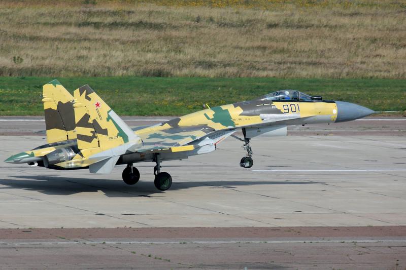 Sukhoi_Su-35S_at_MAKS-2009_airshow_(3)