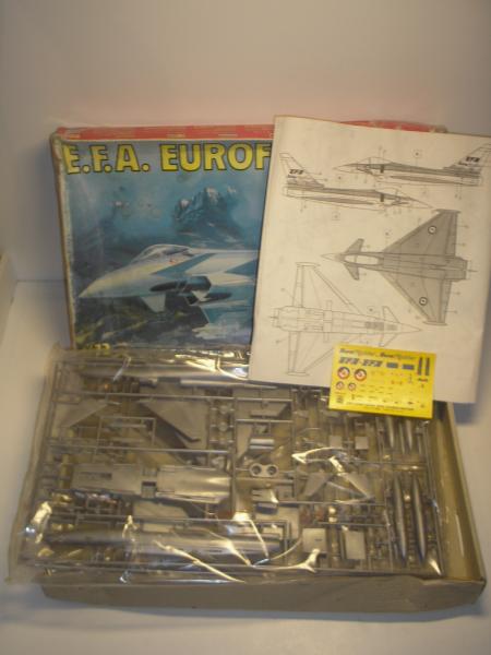 Esci 1/72 E.F.A. Eurofighter : 1800ft

doboza viseltes,a készlet teljesen hiánytalan,alkatrészei öntőkereten