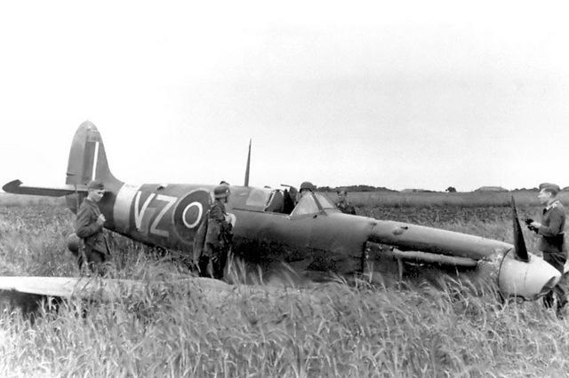 26.07.1942-31st-fighter-group-spitfire-lt.col-clarke-in-field-cap-gris-nez-w640h480