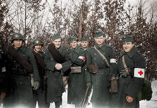 sss nitarios-y-soldados-del-II-Ejército-Húngaro-durante-la-Navidad-de-1942-43-en-Stalingrado.