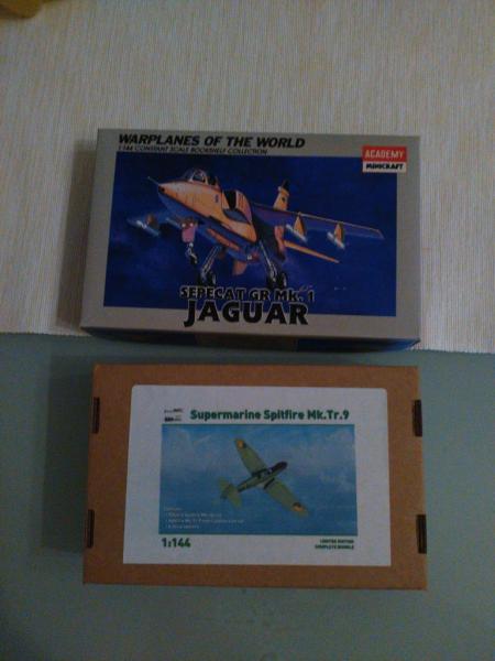Kétüléses Spitfire(gyanta,+eduard)4000Ft,Jaguar 600Ft 1/144-esek