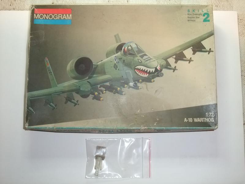 1/72 Monogram A-10 Warthog + modern bomba beemelő 1991-es Iraki bevetéses matrica (pilóta és belső hajtómű nélkül) néhány alkatrész leválasztva

3000.-