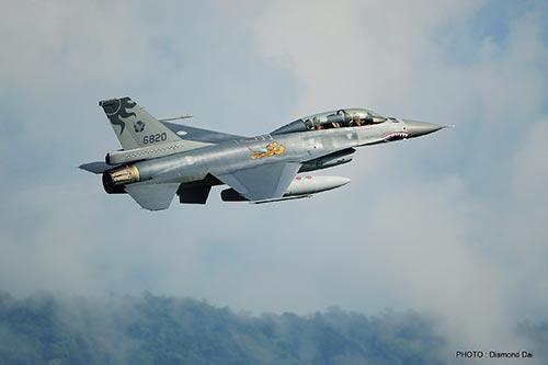 F-16b 

1/48 új, Aires fúvócsővel és aknaszettel 15.000,-