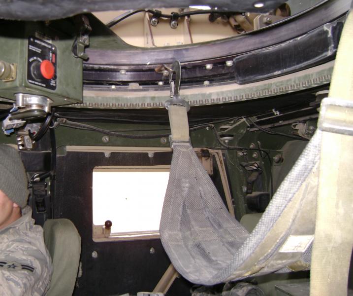 Humvee_turret_sling_2009_Iraq, a piros gomb a torony elektromotor kapcsolója, mellette a skála látható.