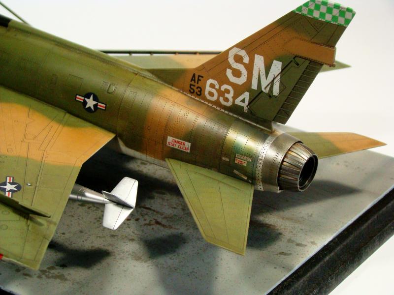 Trumpeter 1-48 F-100D Super Sabre - 37