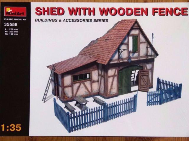 8000 Shed with wooden fence