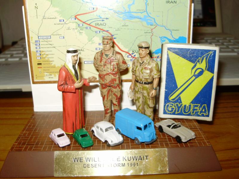 a képen Schwarzkopf tábornok és Sir de la Biliere tábornok ajándékokat visz a Kuvaiti  Fahd királynak. Gyufát is vittek.