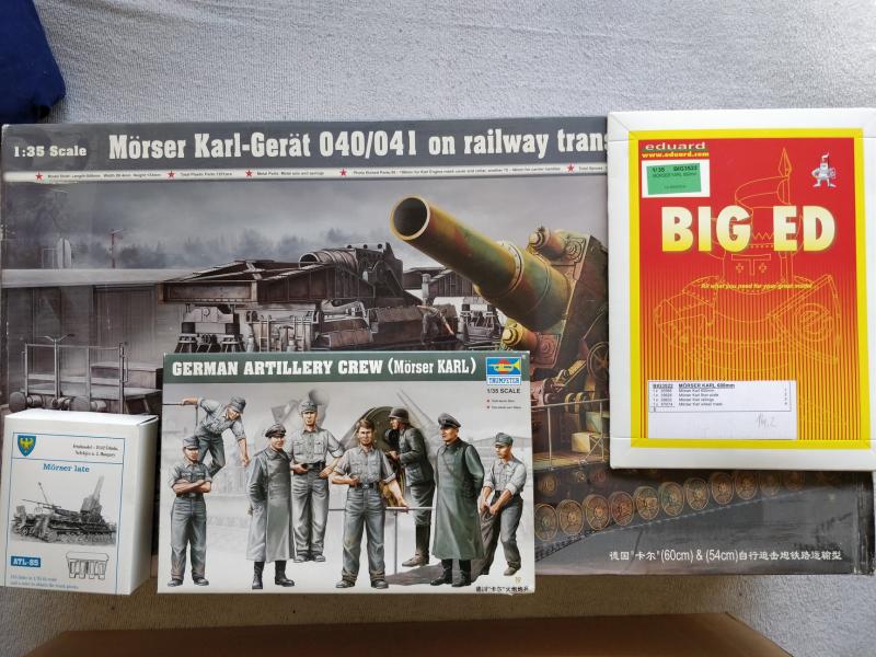 Trumpeter 00209 - Morser Karl-Gerat 040/041 (vasúti kocsik, sínek nélkül) + Friul ATL-85 + Eduard BigEd 3522 + Trumpeter 00409 - German Artillery Crew (Mörser KARL) – 23.000 Ft