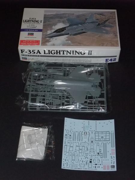 1/72 Hasegawa F-35A LIGHTNING II. (Academy pilótával az állvány nélkűl) ; 6500.-