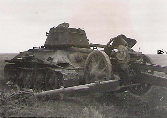 Kuriozní snímky T34-76 vs. německá 105.leFh. Rusko 1942 (1)