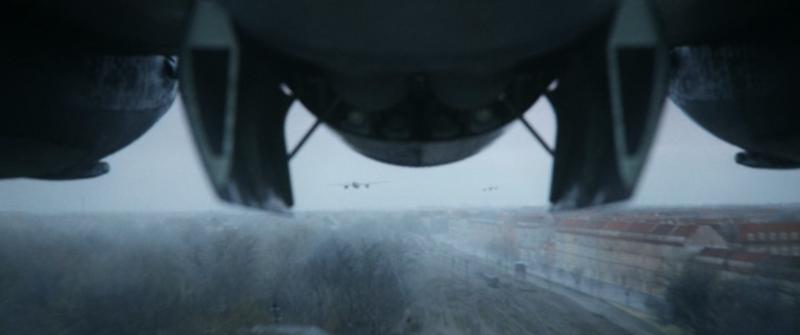 A nyitott bombatér a cél előtt

Jelenet a Árnyék a szememben című filmből