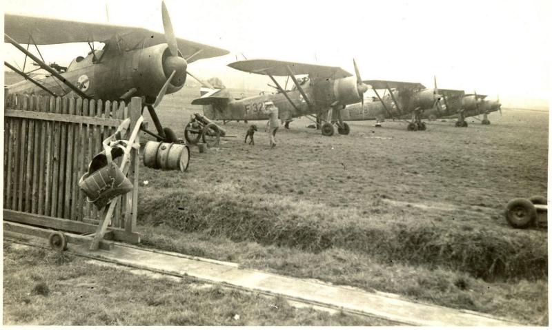 13.kép

III.K.F.”Somogyi Bicska” század He 46E2/Un gépei. A "kaposvári" minta jellegzetessége, hogy a betű és a számok között nem használtak se pontot de kötőjelet.(Winkler archiv)