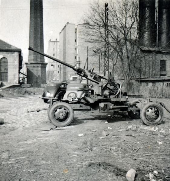 Bofors légvédelmi ágyú a gyárudvaron 1941

Fortepan 162376 Fehér Tibor
https://fortepan.hu/hu/photos/?id=162376