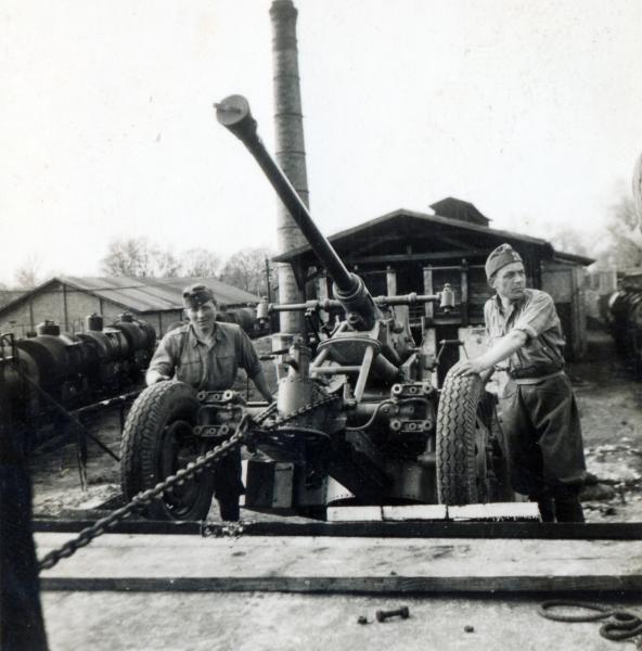 Bofors légvédelmi ágyú vontatása a tetőre 1941

Fortepan 162375 Fehér Tibor
https://fortepan.hu/hu/photos/?id=162375