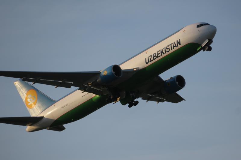 Boeing 767-33P Uzbekistan Airways