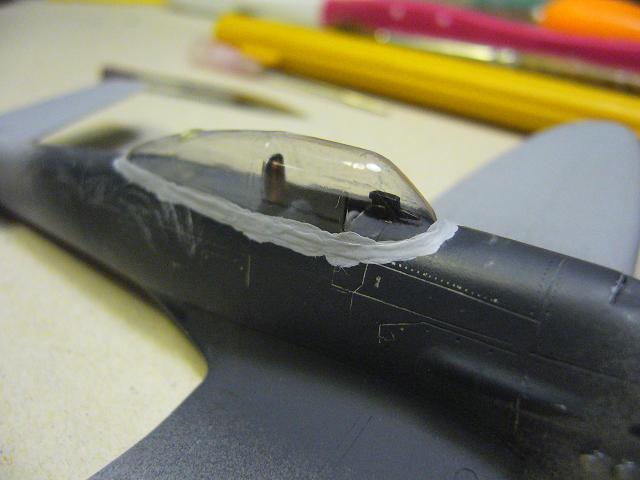 Mikor megszáradt a tömítőanyag, körbekentem a Gunze Mr. surfacer 1000-es anyagával is, hogy tökéletes legyen az illesztés.